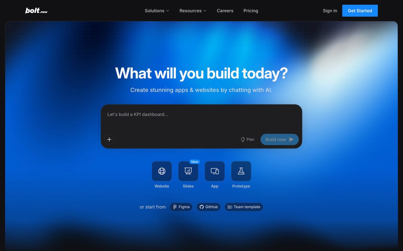Página oficial de Bolt.new mostrando su cuadro de texto para describir en lenguaje natural una web, app o prototipo a construir.
