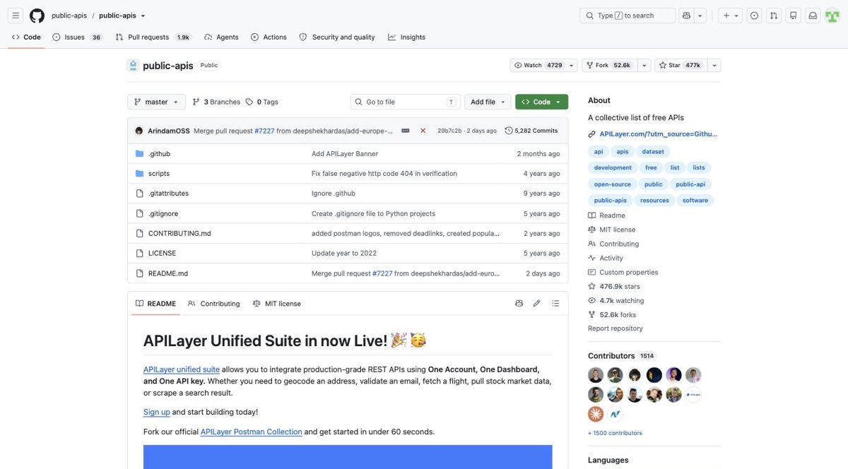 Página de GitHub del repositorio public-apis, con casi 477.000 estrellas, mostrando su README y estadísticas del proyecto.