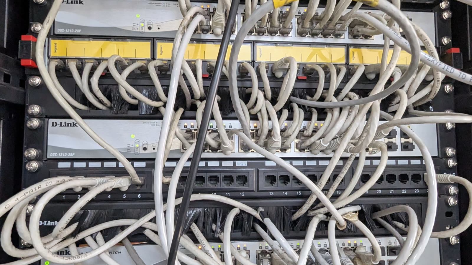 Cables de red conectados a un panel de conexiones en una sala de servidores (imagen de archivo)