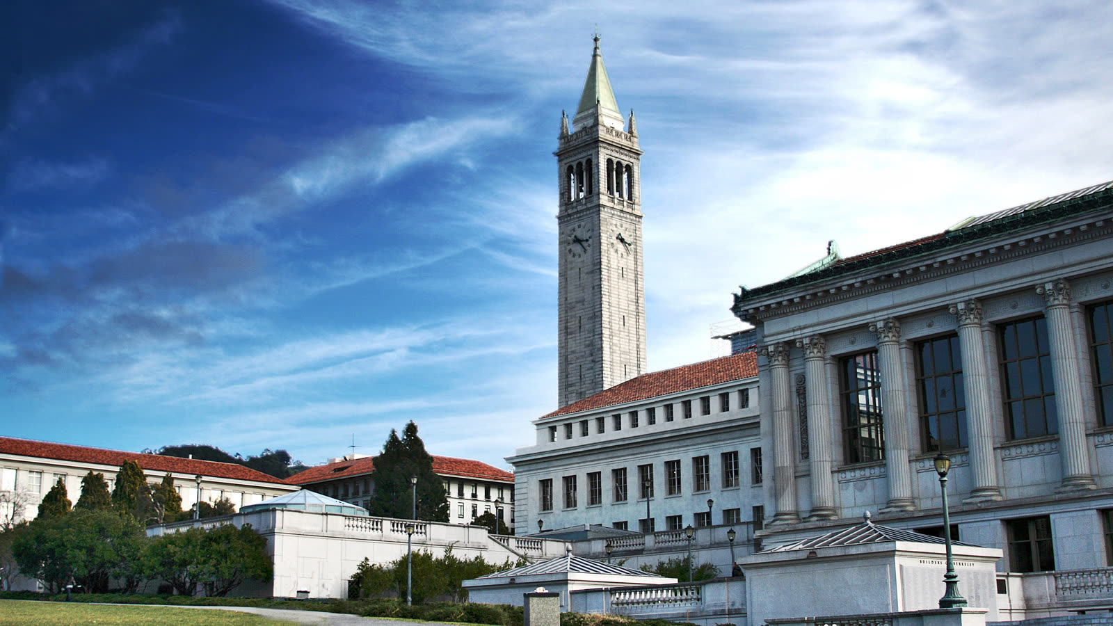 Torre Sather y edificios del campus de la Universidad de California en Berkeley (imagen de archivo)