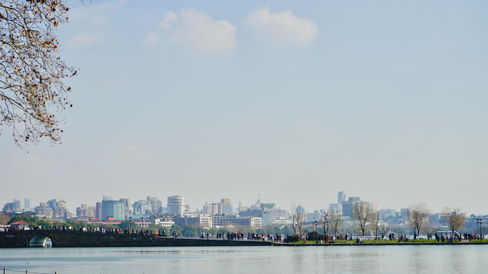 Vista del horizonte de Hangzhou junto al Lago del Oeste, ciudad donde tiene su sede DeepSeek (imagen de archivo)