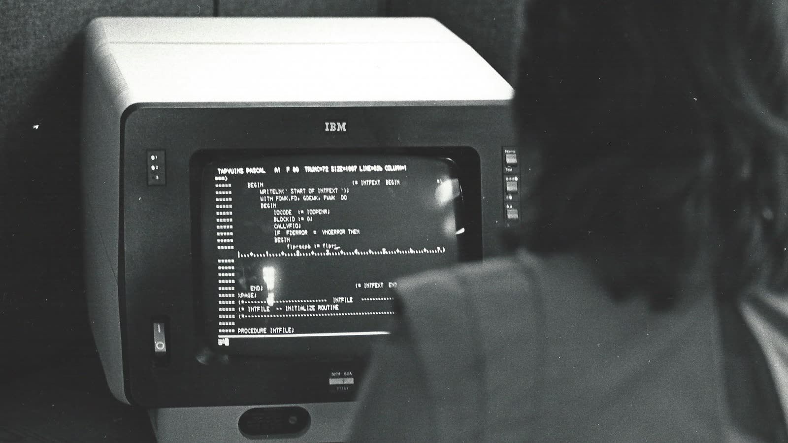Programador ante un terminal de ordenador (imagen de archivo)